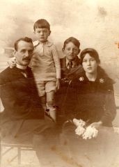 Hedley Burrough probably with Eve, Tom and John at Brighton about 1918